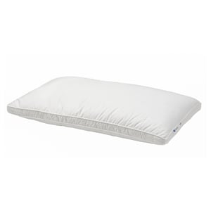 Almohada BERGVEN blanca con relleno de plumón y plumas, forma rectangular, bordes de ribete doble.