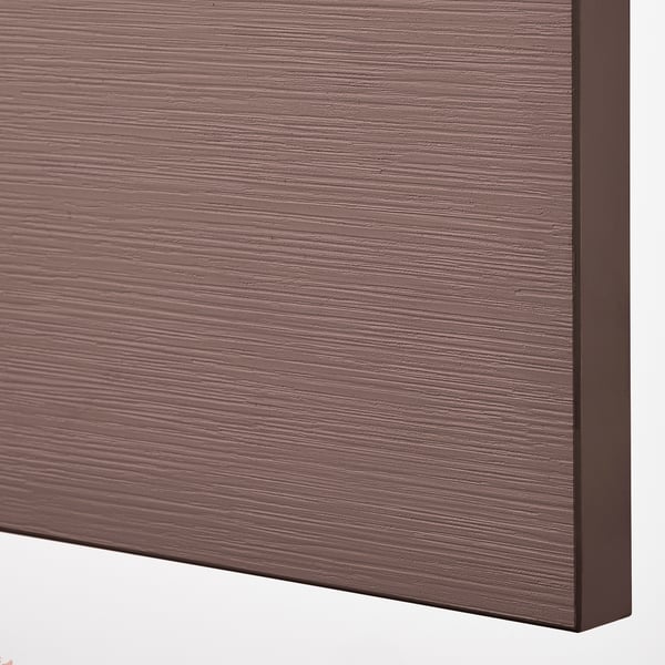 Un primer plano de un moderno armario de madera con un elegante acabado marrón y líneas limpias. La veta de la madera es visible, resaltando su calidad.