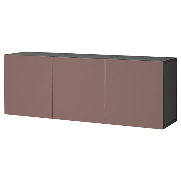Un mueble de almacenamiento de pared llamado BESTÅ en rojo con tapa y laterales negros. Tiene tres compartimentos cerrados con una elegante forma rectangular para el almacenamiento.
