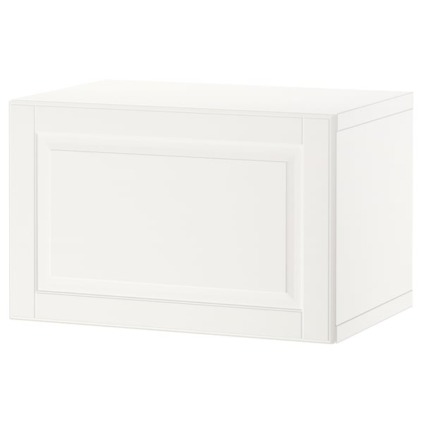 Un mueble blanco BESTÅ, un mueble de almacenaje sencillo y versátil de forma rectangular, pensado para varios espacios.