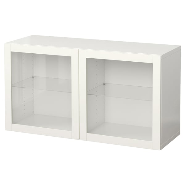 Un mueble de almacenaje BESTÅ blanco con puertas de cristal. Cuenta con tres estantes en su interior y un diseño moderno.