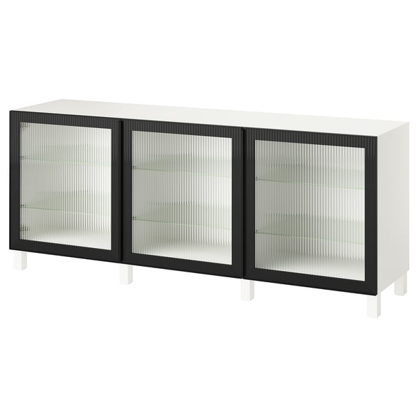 Moderno armario BESTÅ con 3 puertas de cristal, cuerpo blanco y molduras negras. Diseño rectangular y elegante.