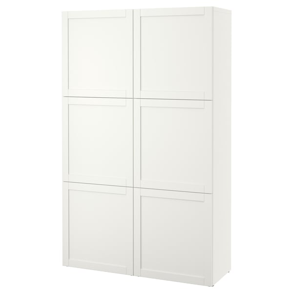 Un mueble de almacenaje BESTÅ blanco con múltiples estantes ajustables y dos puertas, que ofrece un almacenamiento organizado.