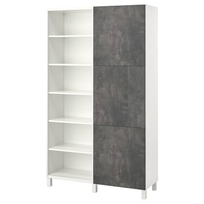 Un mueble de almacenaje BESTÅ con marcos blancos, puertas texturizadas en gris y estantes abiertos, que combinan diseño moderno y práctico.