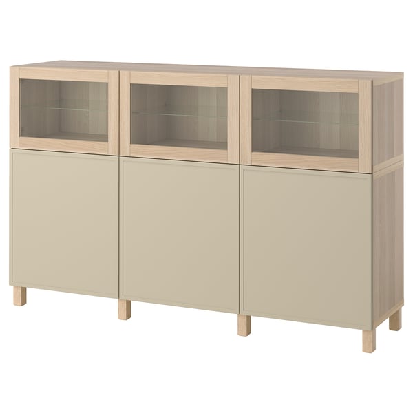 Aparador BESTÅ: tres secciones con puertas de vidrio en la parte superior, parte inferior beige, patas de roble.
