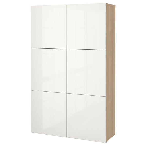 Un armario blanco BESTÅ. Es rectangular, con cuatro puertas y un diseño elegante. El material parece ser una combinación de tableros de partículas y plástico.