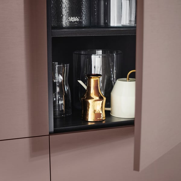 Hervidor dorado en estantería BESTÅ rosa.