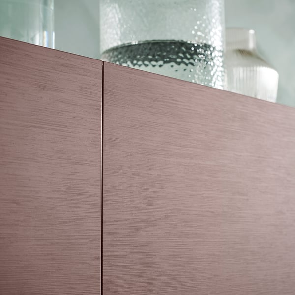 Moderno mueble de madera marrón con tapa de espejo, con una decoración moderna.