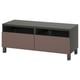 Mueble de tv BESTÅ de Ikea: moderno mueble negro y marrón con 2 cajones, diseño elegante, compartimentos abiertos y patas cuadradas.