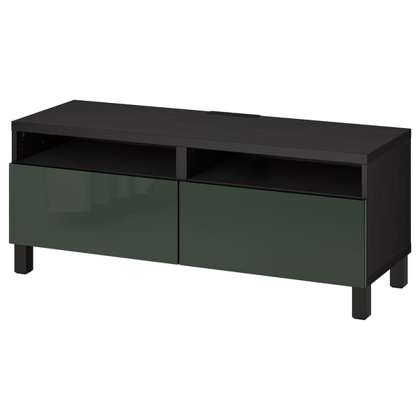 Un mueble de televisión BESTÅ negro y verde con cajones y estantes abiertos. La parte superior es negra y la parte inferior tiene puertas verdes brillantes y patas negras.