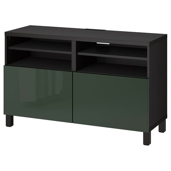 Mueble de tv negro y verde, BESTÅ, con dos estantes, dos armarios y patas en ángulo. Diseño moderno y funcional.