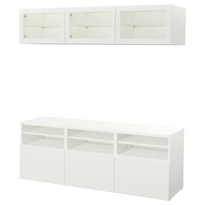 Juego de almacenaje BESTÅ blanco: tres armarios de pared con puertas de cristal y un amplio banco de televisión con estantes ajustables.