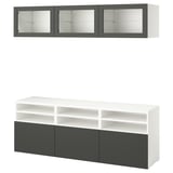 Moderno mueble de almacenaje BESTÅ en blanco con detalles en gris, con armarios de pared y un banco de televisión con estantes abiertos y cerrados.
