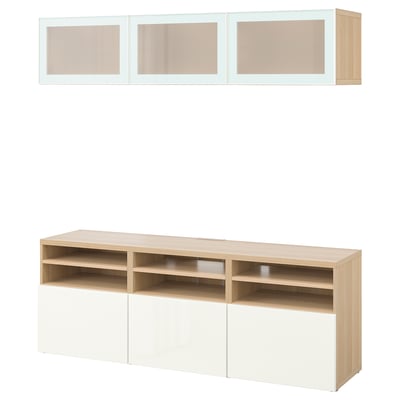 Un mueble de almacenamiento de tv BESTÅ de madera clara con un diseño de pantalla plana. Abre y cierra compartimentos para su almacenamiento.
