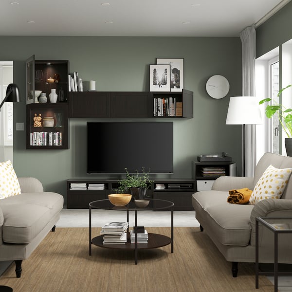 Sala de estar moderna con sofás grises, mesa de café y mueble de TV con estantes ajustables, administración de cables y gabinetes de pared.