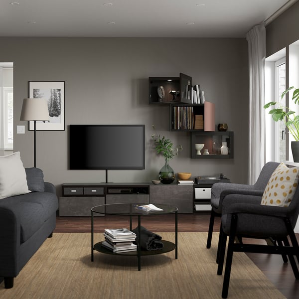 Sala de estar moderna con elegante espacio para almacenar, libros, decoración y un televisor de pantalla plana en un elegante soporte.