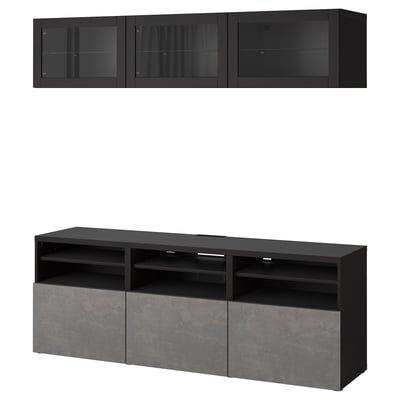 Moderno mueble de TV negro y gris con armarios con puerta de cristal y estantes ajustables para el almacenamiento.