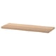 Una estantería de madera BESTÅ de ikea con un acabado liso y claro en roble. Su forma rectangular es perfecta para el almacenamiento y la exhibición.