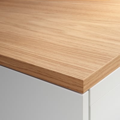 Primer plano de la mesa de chapa de roble, lisa, de tonos cálidos y elegante, que resaltan su veta natural de madera y su acabado duradero.