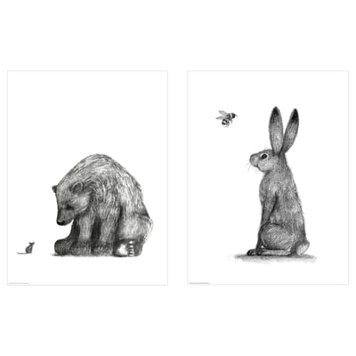 Dos bocetos en blanco y negro: un oso y un ratón pequeño, y un conejo con una abeja voladora.