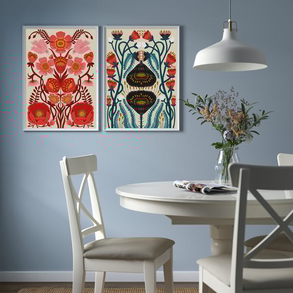 Carteles florales sobre mesa de comedor con sillas, lámpara.