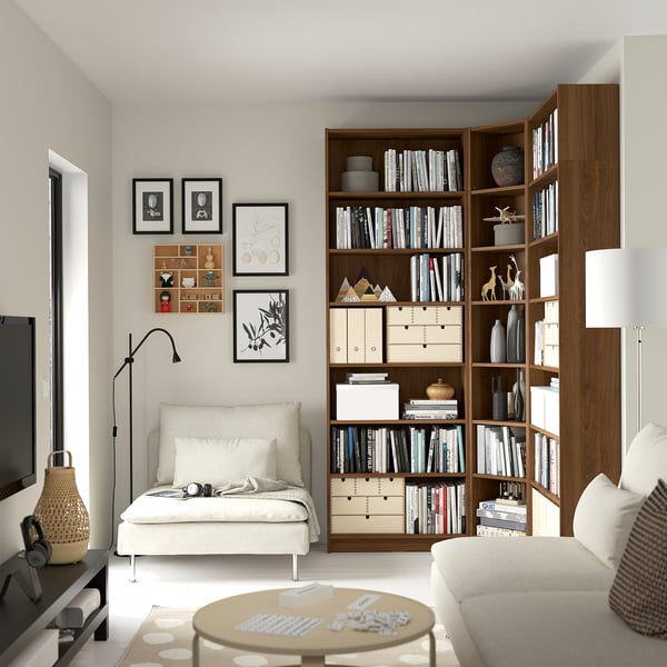 Sala de estar moderna con estantería BILLY, sofá, tumbona, lámpara y mesa de café. Luminoso, minimalista, acogedor.