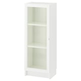 Una estantería blanca BILLY con puertas de cristal. Tiene tres estantes y un diseño elegante y moderno.