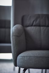 El sillón BINGSTA en color gris, con tapicería afelpada, reposabrazos redondeados y respaldo curvo para mayor comodidad.