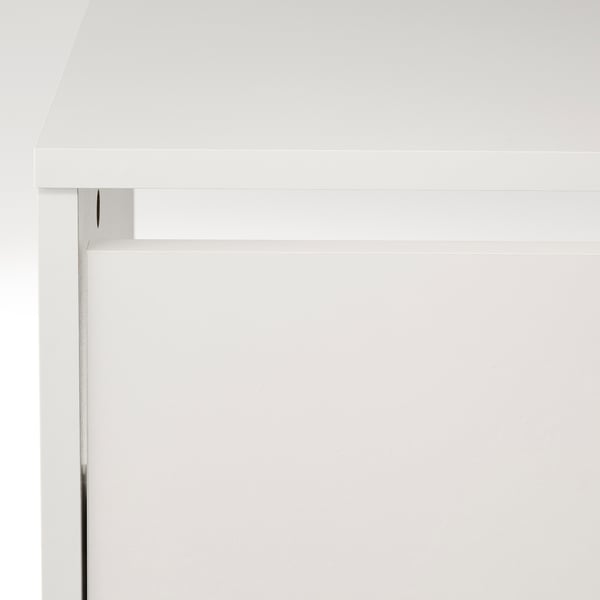 Zapatero blanco moderno con un diseño elegante, que enfatiza las líneas limpias y la estética minimalista.