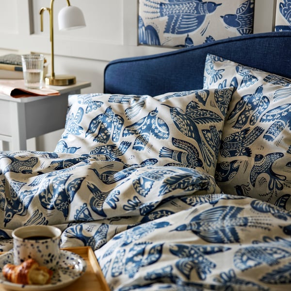 Acogedor juego de cama con vibrantes estampados de pájaros en tela suave y lisa, perfecto para un sueño reconfortante.