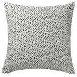 Almohada cuadrada BJÖRKGRÅMAL, puntos negros sobre blanco, poliéster 100% reciclado.