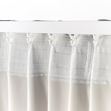 Cortinas blancas con lazos, con rayas y borlas texturizadas, diseñadas para oscurecer la habitación y la privacidad.