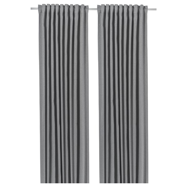 Dos cortinas grises que oscurecen la habitación cuelgan una al lado de la otra, diseñadas para bloquear la luz y proporcionar privacidad, hechas de poliéster reciclado.