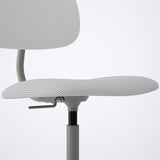 Silla de oficina moderna con asiento y respaldo acolchados, altura ajustable y ruedas de seguridad.