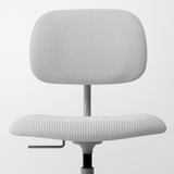 Silla de oficina a rayas con asiento y respaldo acolchados, altura ajustable, base giratoria.