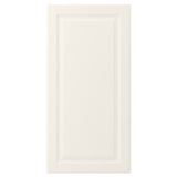 Una puerta de armario BODBYN de color blanco roto con un diseño tradicional de panel biselado. Está fabricado en tablero de fibra y tiene un acabado lacado liso y fácil de limpiar.
