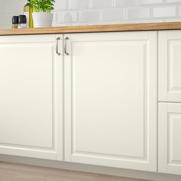 Armarios de cocina blancos con encimera de madera, con puertas BODBYN en color blanco roto y tiradores cromados.