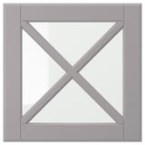 Representa una puerta de armario BODBYN cuadrada y gris con bordes biselados y paneles que se cruzan, lo que le da un aspecto clásico y tradicional.