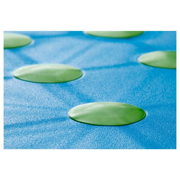 Taburete azul antideslizante con tapas verdes, seguro y estable para adultos y niños.