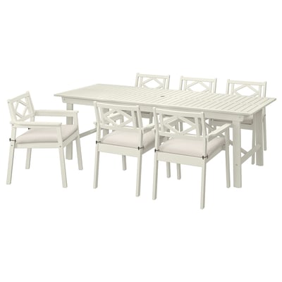 Juego de comedor al aire libre de madera de acacia blanca con mesa y seis sillas.