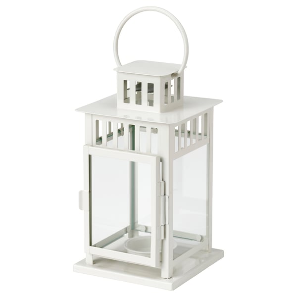 Un farol blanco BORRBY con un diseño clásico. Está hecho de metal y vidrio, apto para uso en interiores o exteriores.