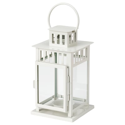 Un farol blanco BORRBY con un diseño clásico. Está hecho de metal y vidrio, apto para uso en interiores o exteriores.