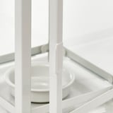 Linterna BORRBY totalmente blanca que sostiene varias velas pequeñas, que evocan comodidad. Tapa de vidrio y construcción de acero visible.