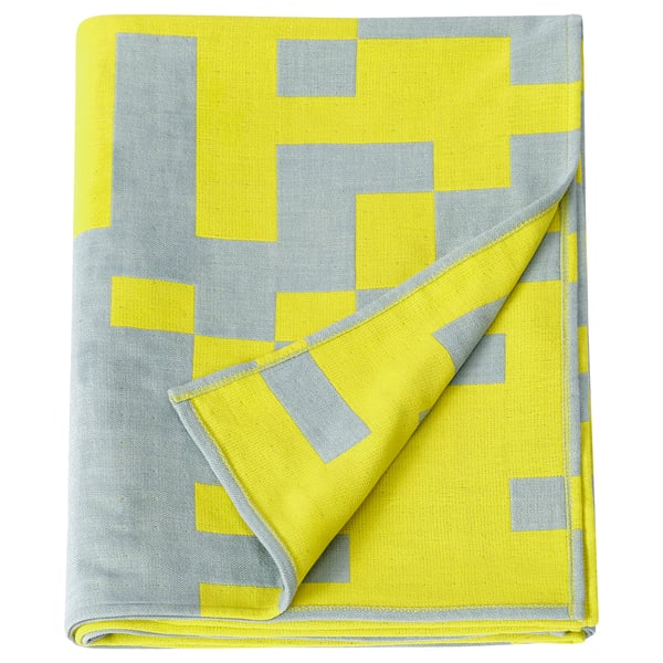 Manta BRÄNNBOLL amarilla/gris, diseño pixelado, poliéster suave.