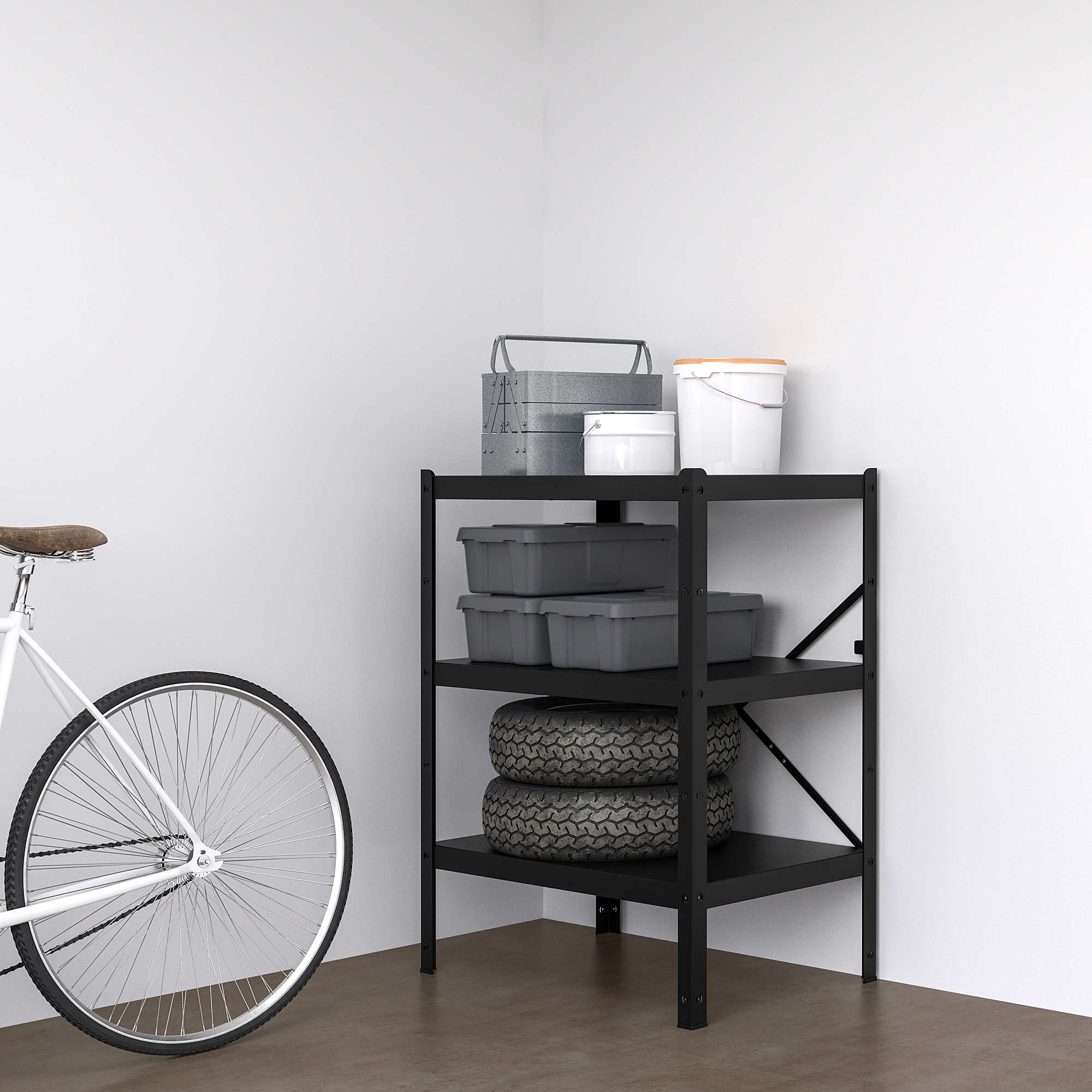 Estante de almacenamiento de metal negro BRA. Sostiene neumáticos, contenedores y cubos. Bicicleta inclinada cerca, se adapta a espacios reducidos.