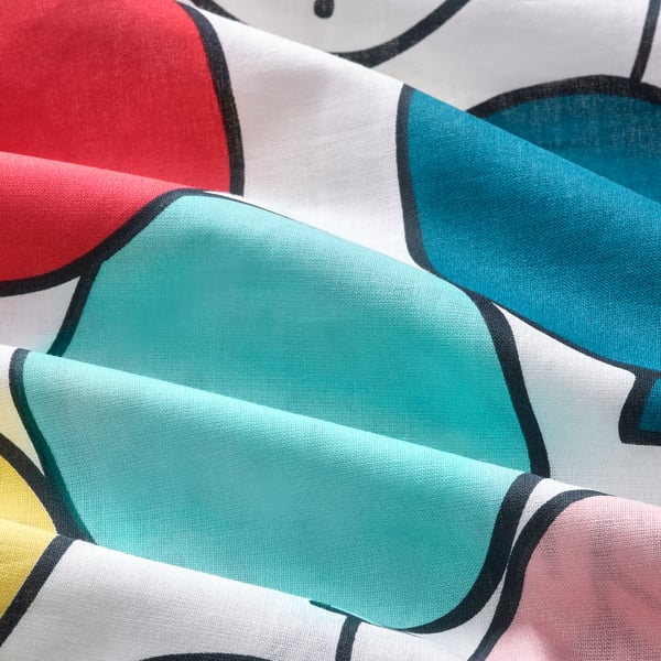 Vibrante funda nórdica abstracta con formas verde azulado, rojo y amarillo sobre algodón blanco. Tejido de alta calidad, de origen sostenible, suave y duradero.