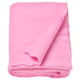 Manta de vellón doblada de color rosa brillante, forma suave y rectangular, diseño simple.
