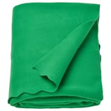 Manta polar verde, suave y acogedora, doblada cuidadosamente. Confeccionado con un 90% de poliéster reciclado.