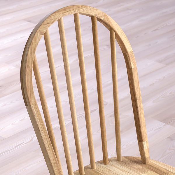 Silla sencilla de madera con elegante respaldo curvo, artesanía robusta, vetas de madera natural visibles.