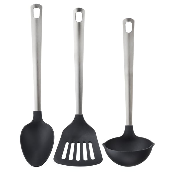 Tres utensilios de cocina negros con mangos de acero inoxidable alineados sobre un fondo blanco.
